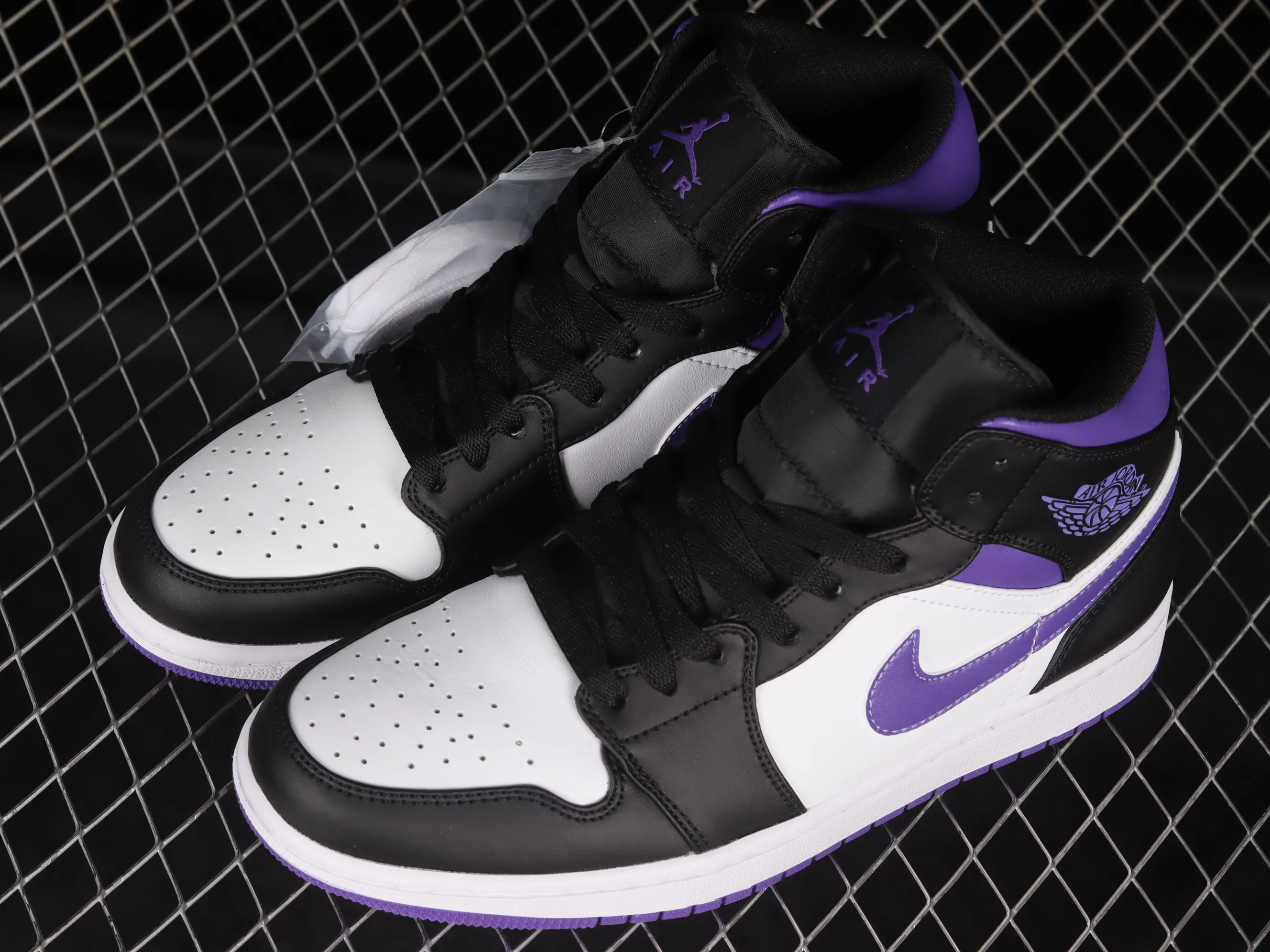 All categories Air Jordan Jordan series basketball shoes Air Jordan 1 Mid Air Jordan 1 Mid AJ1 Joe 1 black and white sports culture basketball shoes 554724-095